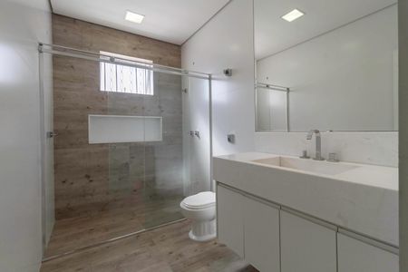 Casa à venda com 650m², 5 quartos e 4 vagas Casa à venda com 650m², 5 quartos e 4 vagasBanheiro social