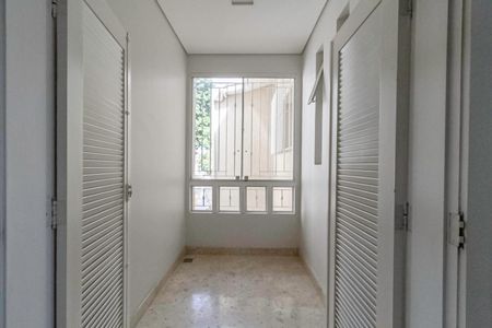 Casa à venda com 650m², 5 quartos e 4 vagas Casa à venda com 650m², 5 quartos e 4 vagasVaranda da suíte 1