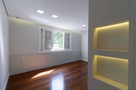 Casa à venda com 650m², 5 quartos e 4 vagas Casa à venda com 650m², 5 quartos e 4 vagasQuarto 1