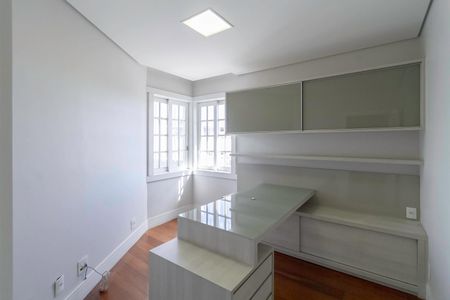 Casa à venda com 650m², 5 quartos e 4 vagas Casa à venda com 650m², 5 quartos e 4 vagasEscritório