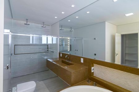 Casa à venda com 650m², 5 quartos e 4 vagas Casa à venda com 650m², 5 quartos e 4 vagasBanheiro da suíte 2