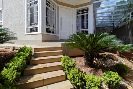 Casa à venda com 650m², 5 quartos e 4 vagas Casa à venda com 650m², 5 quartos e 4 vagasEntrada