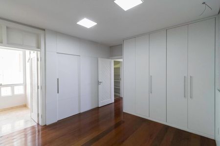 Casa à venda com 650m², 5 quartos e 4 vagas Casa à venda com 650m², 5 quartos e 4 vagasSuíte 1