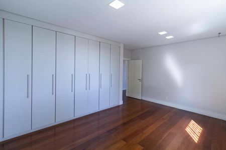 Casa à venda com 650m², 5 quartos e 4 vagas Casa à venda com 650m², 5 quartos e 4 vagasQuarto 1