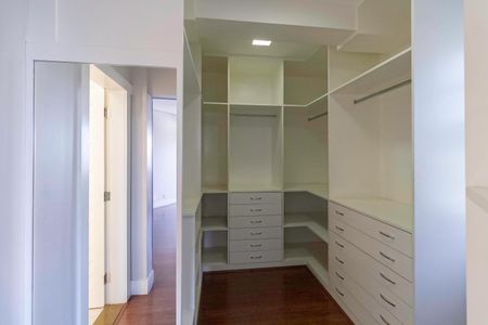 Casa à venda com 650m², 5 quartos e 4 vagas Casa à venda com 650m², 5 quartos e 4 vagasCloset da suíte 2