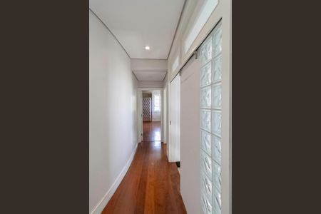 Casa à venda com 650m², 5 quartos e 4 vagas Casa à venda com 650m², 5 quartos e 4 vagasCorredor