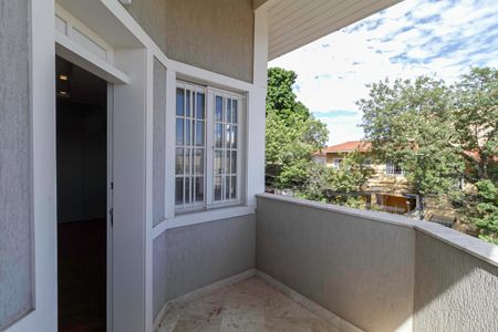 Casa à venda com 650m², 5 quartos e 4 vagas Casa à venda com 650m², 5 quartos e 4 vagasVaranda da suíte 2