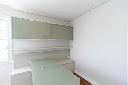 Casa à venda com 650m², 5 quartos e 4 vagas Casa à venda com 650m², 5 quartos e 4 vagasEscritório