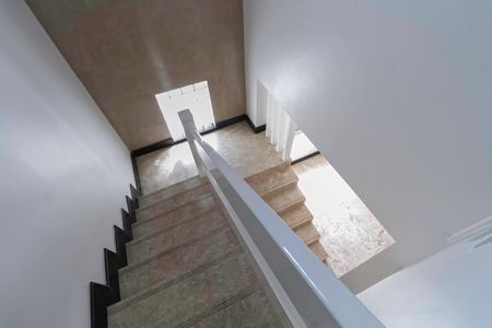 Casa à venda com 650m², 5 quartos e 4 vagas Casa à venda com 650m², 5 quartos e 4 vagasEscada