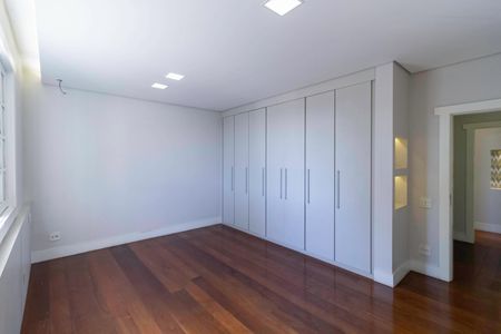 Casa à venda com 650m², 5 quartos e 4 vagas Casa à venda com 650m², 5 quartos e 4 vagasQuarto 1