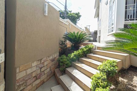 Casa à venda com 650m², 5 quartos e 4 vagas Casa à venda com 650m², 5 quartos e 4 vagasEntrada