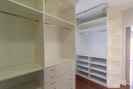 Casa à venda com 650m², 5 quartos e 4 vagas Casa à venda com 650m², 5 quartos e 4 vagasCloset da suíte 2