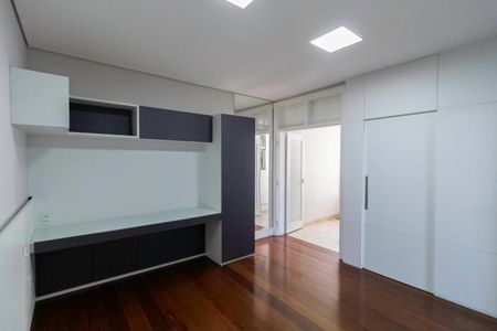 Casa à venda com 650m², 5 quartos e 4 vagas Casa à venda com 650m², 5 quartos e 4 vagasSuíte 1