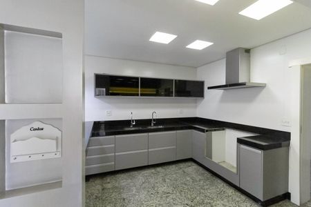 Casa à venda com 650m², 5 quartos e 4 vagas Casa à venda com 650m², 5 quartos e 4 vagasCozinha