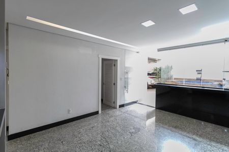 Casa à venda com 650m², 5 quartos e 4 vagas Casa à venda com 650m², 5 quartos e 4 vagasSala de Jantar