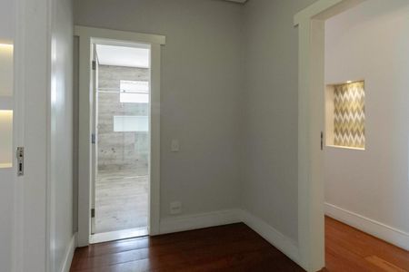 Casa à venda com 650m², 5 quartos e 4 vagas Casa à venda com 650m², 5 quartos e 4 vagasCorredor