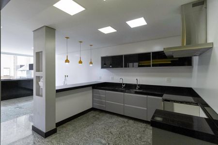 Casa à venda com 650m², 5 quartos e 4 vagas Casa à venda com 650m², 5 quartos e 4 vagasCozinha