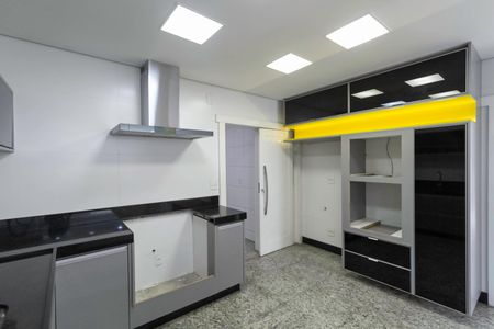 Casa à venda com 650m², 5 quartos e 4 vagas Casa à venda com 650m², 5 quartos e 4 vagasCozinha