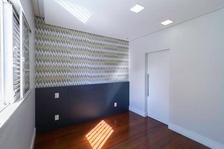 Casa à venda com 650m², 5 quartos e 4 vagas Casa à venda com 650m², 5 quartos e 4 vagasQuarto 2