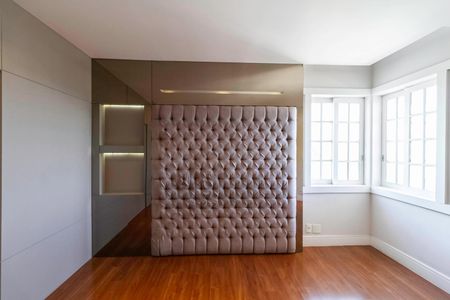 Casa à venda com 650m², 5 quartos e 4 vagas Casa à venda com 650m², 5 quartos e 4 vagasSuíte 2