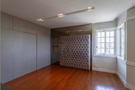 Casa à venda com 650m², 5 quartos e 4 vagas Casa à venda com 650m², 5 quartos e 4 vagasSuíte 2