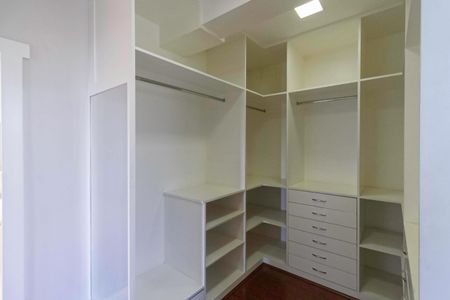 Casa à venda com 650m², 5 quartos e 4 vagas Casa à venda com 650m², 5 quartos e 4 vagasCloset da suíte 2