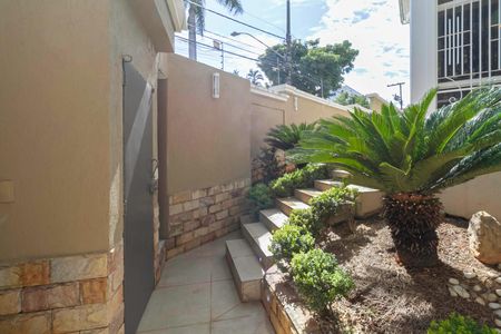 Casa à venda com 650m², 5 quartos e 4 vagas Casa à venda com 650m², 5 quartos e 4 vagasEntrada