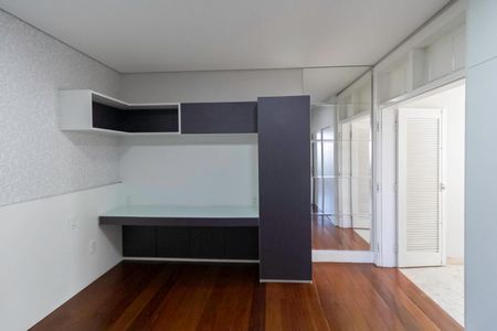 Casa à venda com 650m², 5 quartos e 4 vagas Casa à venda com 650m², 5 quartos e 4 vagasSuíte 1