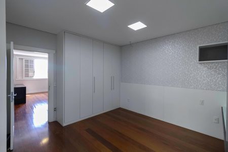 Casa à venda com 650m², 5 quartos e 4 vagas Casa à venda com 650m², 5 quartos e 4 vagasSuíte 1