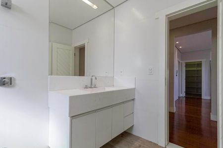 Casa à venda com 650m², 5 quartos e 4 vagas Casa à venda com 650m², 5 quartos e 4 vagasBanheiro social