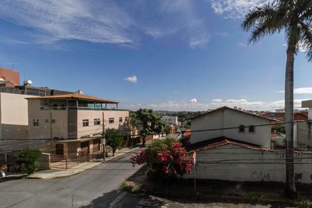Casa à venda com 650m², 5 quartos e 4 vagas Casa à venda com 650m², 5 quartos e 4 vagasEscritório - Vista