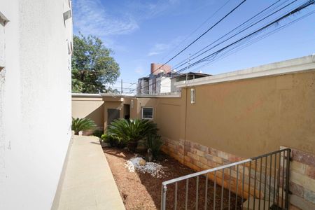 Casa à venda com 650m², 5 quartos e 4 vagas Casa à venda com 650m², 5 quartos e 4 vagasEntrada