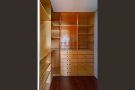 Casa à venda com 650m², 5 quartos e 4 vagas Casa à venda com 650m², 5 quartos e 4 vagasCloset do quarto 2