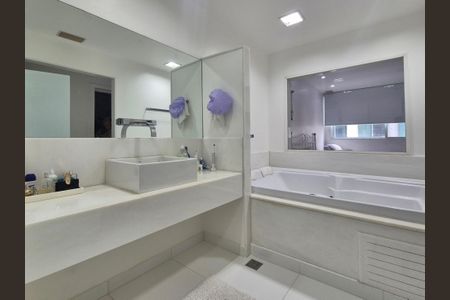 Apartamento à venda com 420m², 3 quartos e 3 vagasBanheiro da Suíte 1