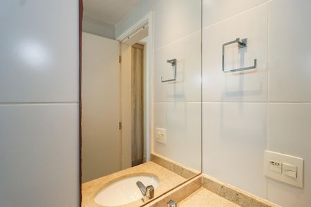 Apartamento para alugar com 76m², 2 quartos e 1 vaga Apartamento para alugar com 76m², 2 quartos e 1 vagaBanheiro da Suíte