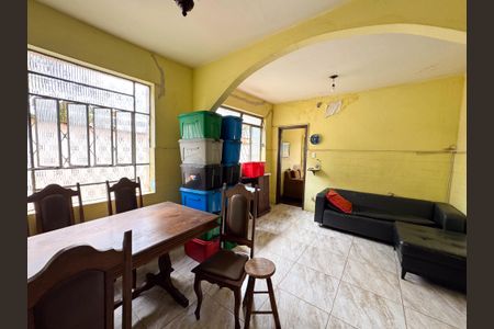 Casa à venda com 330m², 3 quartos e 2 vagasSala