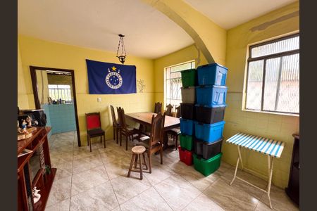 Casa à venda com 330m², 3 quartos e 2 vagasSala