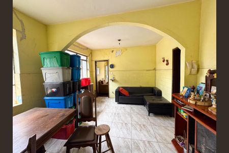 Casa à venda com 330m², 3 quartos e 2 vagasSala