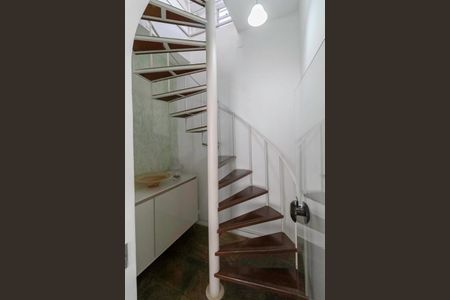 Apartamento à venda com 175m², 4 quartos e 2 vagasEscada