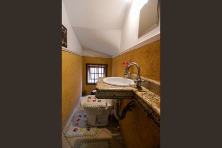 Casa de condomínio à venda com 205m², 3 quartos e 3 vagasLavabo