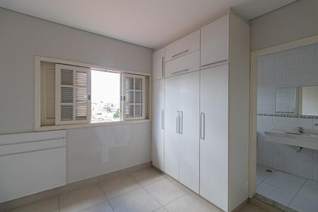 Casa à venda com 272m², 4 quartos e 2 vagasSuíte 2