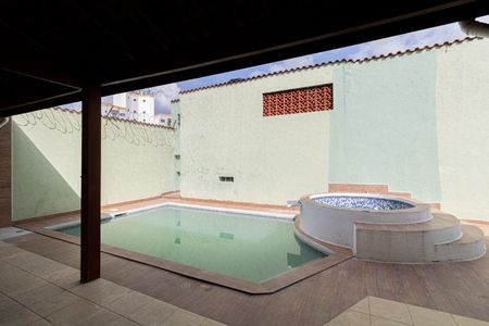 Casa à venda com 272m², 4 quartos e 2 vagasPiscina