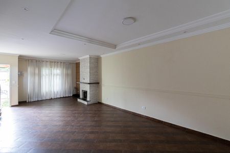 Casa à venda com 272m², 4 quartos e 2 vagasSala