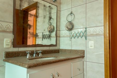 Casa à venda com 349m², 4 quartos e 6 vagas Casa à venda com 349m², 4 quartos e 6 vagasBanheiro da Suíte 1