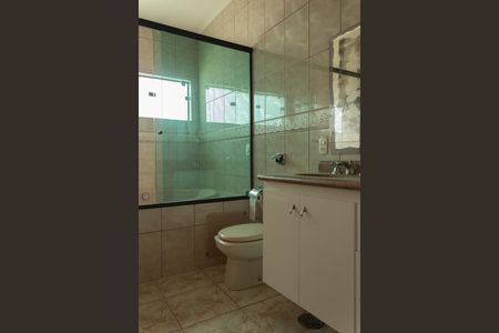 Casa à venda com 349m², 4 quartos e 6 vagas Casa à venda com 349m², 4 quartos e 6 vagasBanheiro da Suíte 1