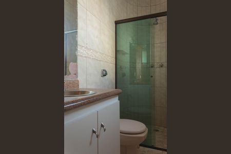 Casa à venda com 349m², 4 quartos e 6 vagas Casa à venda com 349m², 4 quartos e 6 vagasBanheiro da Suíte 2