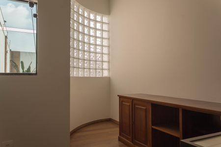 Casa à venda com 349m², 4 quartos e 6 vagas Casa à venda com 349m², 4 quartos e 6 vagasEscritório