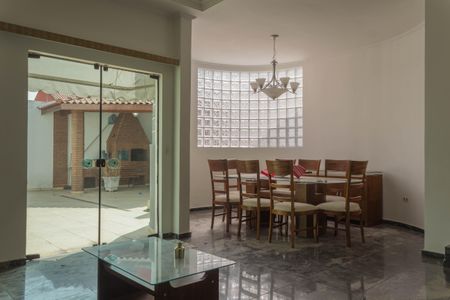 Casa à venda com 349m², 4 quartos e 6 vagas Casa à venda com 349m², 4 quartos e 6 vagasSala