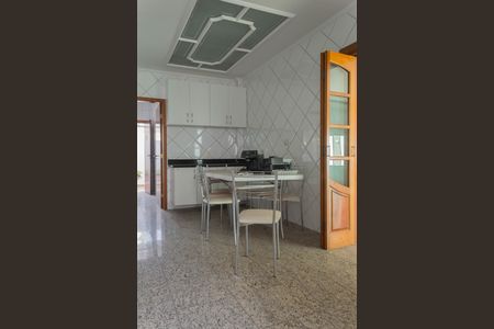 Casa à venda com 349m², 4 quartos e 6 vagas Casa à venda com 349m², 4 quartos e 6 vagasCozinha