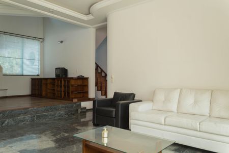 Casa à venda com 349m², 4 quartos e 6 vagas Casa à venda com 349m², 4 quartos e 6 vagasSala